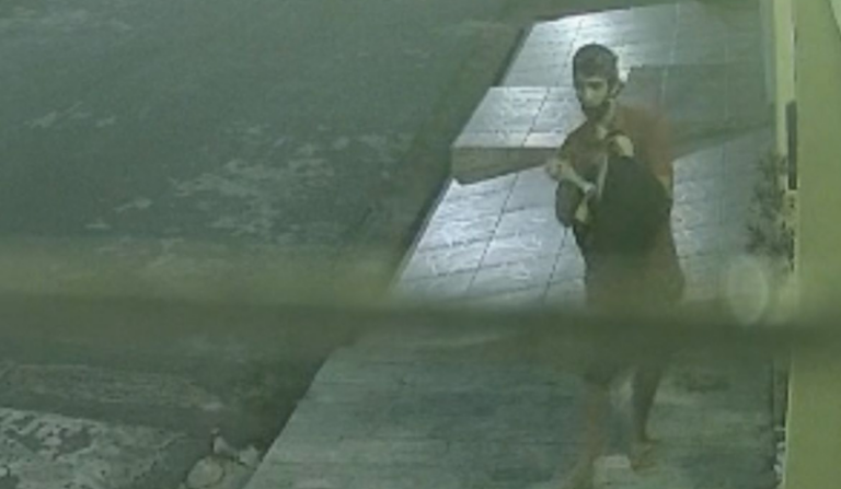 Ladrão invade casa e furta celulares enquanto morador dorme; veja