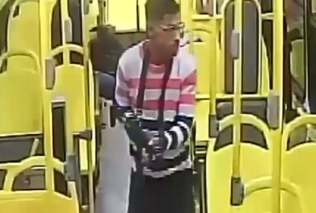 Dupla é procurada por suspeita de roubo a ônibus do transporte coletivo em Manaus