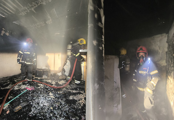 Kitnet fica destruída após incêndio no Alvorada; veja