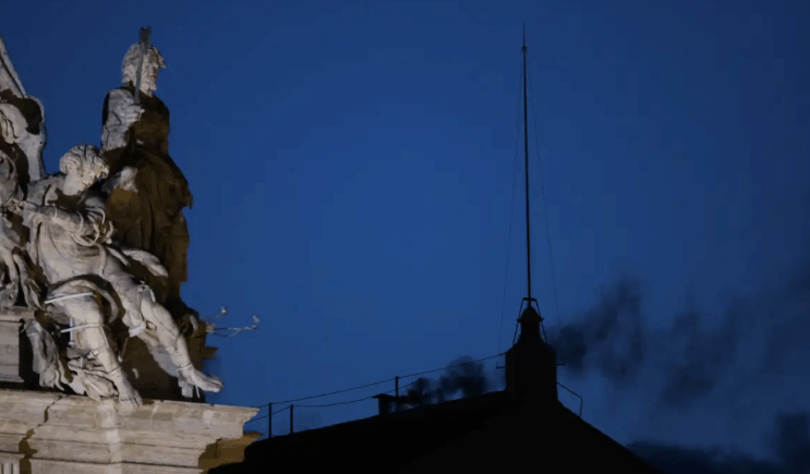 Fumaça preta: cardeais ainda não escolheram papa