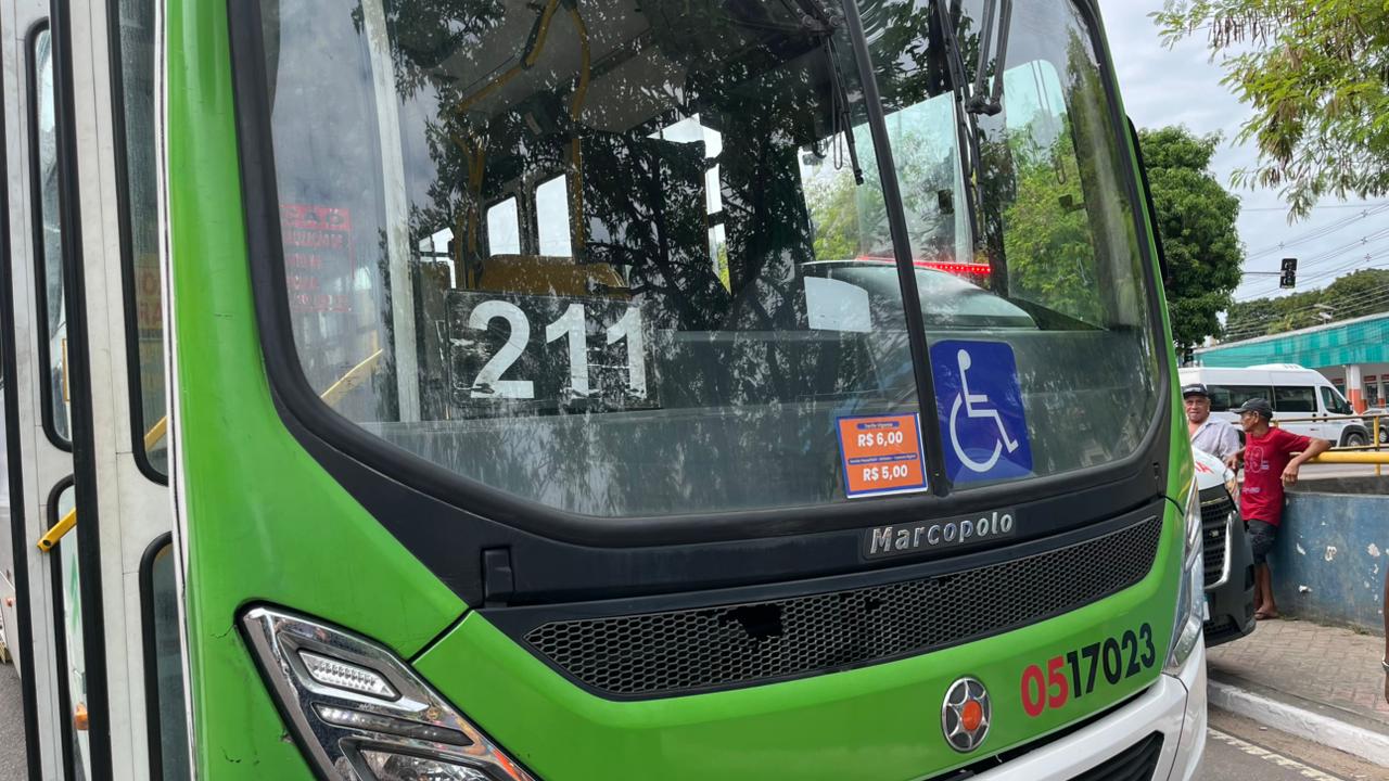 Vídeo: Mulher é atropelada por ônibus na Avenida Brasil, em Manaus