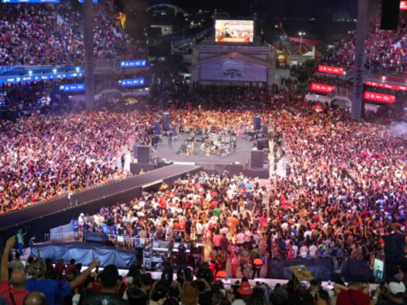 Festa dos Visitantes reúne mais de 26 mil pessoas no Bumbódromo em Parintins