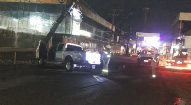 Carro perde o controle durante ultrapassagem e atinge poste na zona norte de Manaus