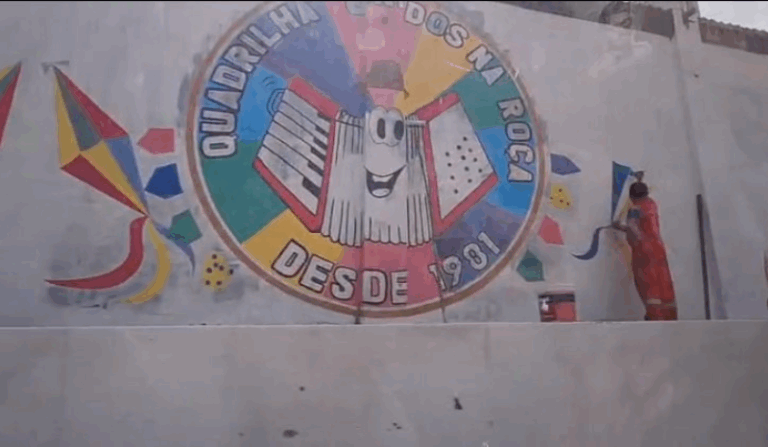 ‘Jogando fora o dinheiro público’ servidores da prefeitura são flagrados pintando muro de propriedade particular na Compensa