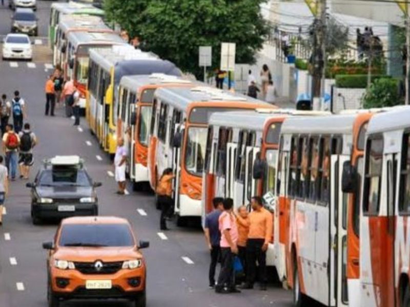 Rodoviários suspendem greve após acordo que garante manutenção dos cobradores em Manaus
