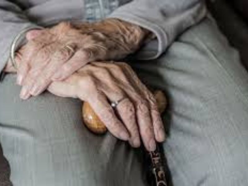 URGENTE! COVARDIA INACEITÁVEL EM PARINTINS: FILHO AGREDE BRUTALMENTE A PRÓPRIA MÃE IDOSA