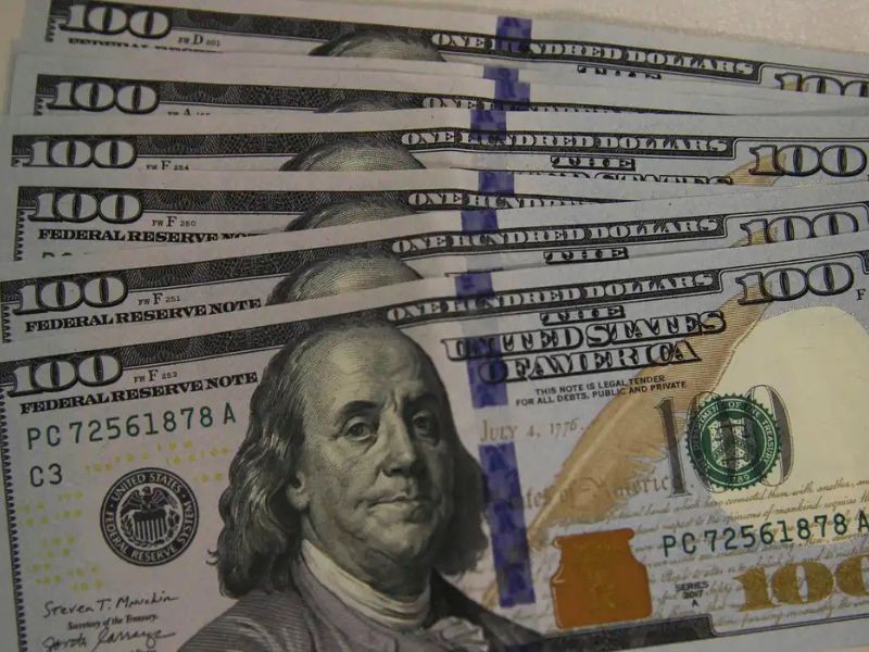 Dólar fecha abaixo de R$ 5,50 pela primeira vez em quase um mês