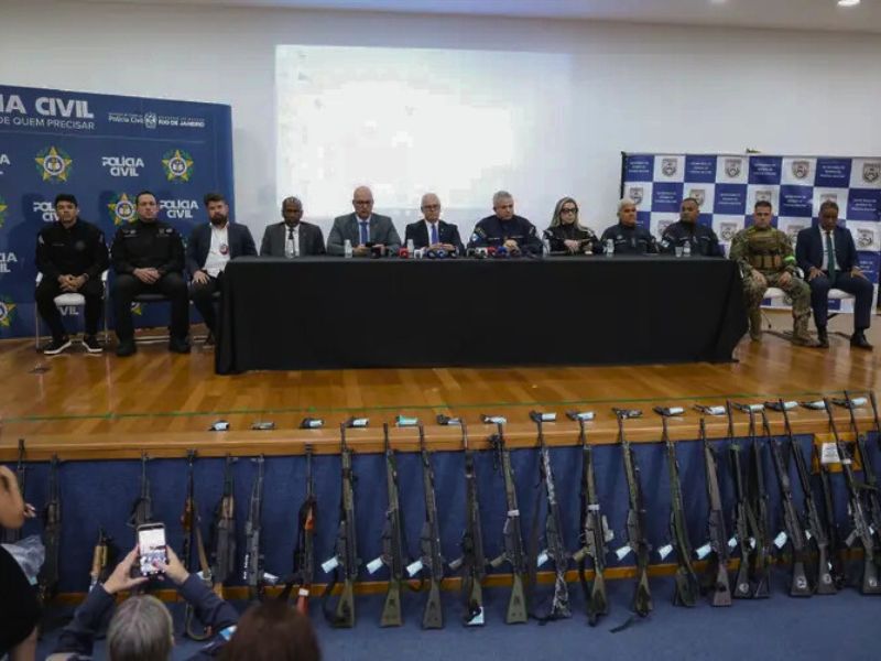 Governo do Rio estima 119 mortes; moradores retiram corpos da mata