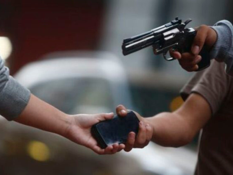 Polícia Civil prende homem por roubar vítima enquanto ela aguardava entrega de encomenda